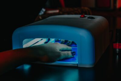 Vernis semi-permanent sans TPO : comment vérifier votre pose avant l’hiver
